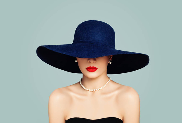 Elegante vrouw mannequin met rode lippen make-up dragen van klassieke hoed en witte parels, portret - Foto, afbeelding