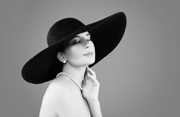 Retro fashion portrait of elegant woman, black and white - Photo, Image