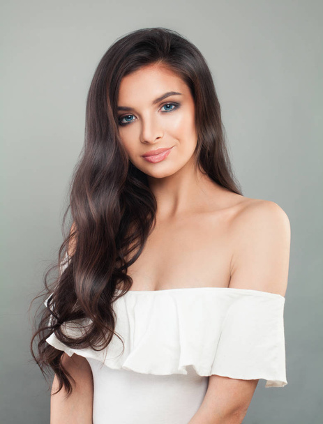 Smiling woman with long perfect hairstyle portrait - Foto, imagen