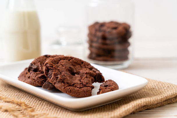 chocolate cookies with chocolate chips on wood background - Foto, imagen
