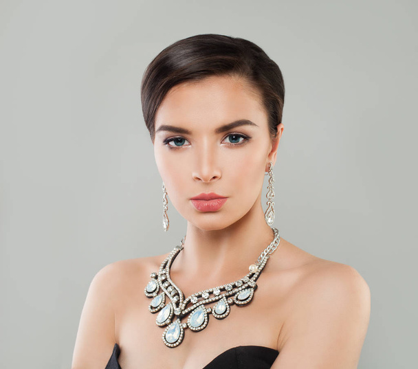 Elegáns nő rövid frizura, smink, luxus gyémánt nyaklánc és fülbevaló portré  - Fotó, kép
