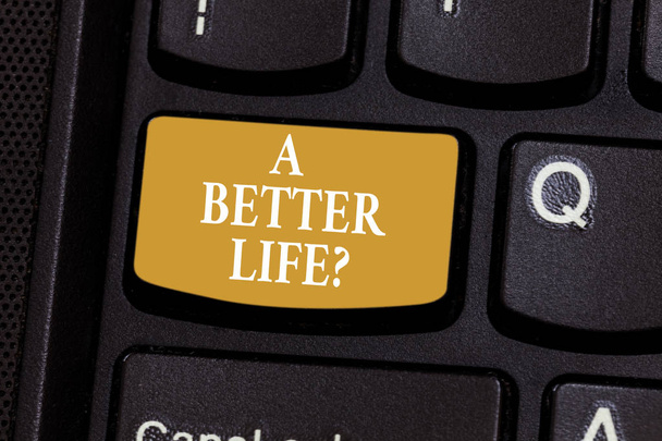 Kavramsal el A daha iyi Lifequestion gösterilen yazma. İş fotoğraf vitrine geçerli yaşam kalitesi klavye tuşu bilgisayar ileti fikir oluşturmak için niyet geliştirmek istiyor. - Fotoğraf, Görsel