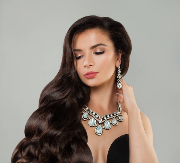 Pretty woman s make-up a zdravé vlasy, na sobě diamantový náhrdelník a náušnice, módní portrét  - Fotografie, Obrázek