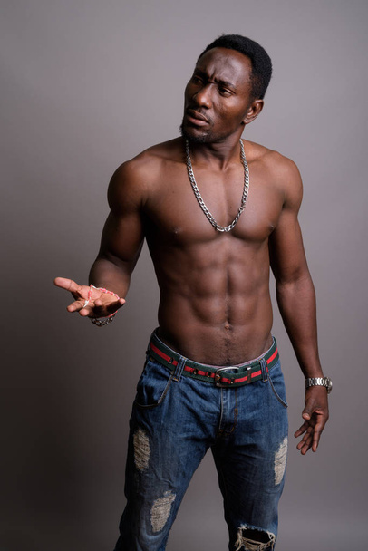 Młody przystojny mężczyzna Afryki shirtless szarym tle - Zdjęcie, obraz