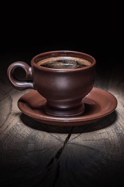 brown clay coffee cup on vintage wood - Φωτογραφία, εικόνα