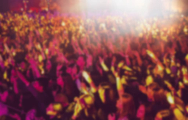 Vibrant arrière-plan de concert de musique pop. Grand groupe de jeunes gens heureux faisant la fête sur le festival musical en boîte de nuit. Arrière-plan abstrait coloré pour la soirée en boîte de nuit.
 - Photo, image