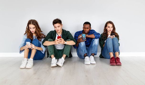 grupo de estudiantes felices personas amigos con teléfonos tabletas gadgets laug
 - Foto, imagen