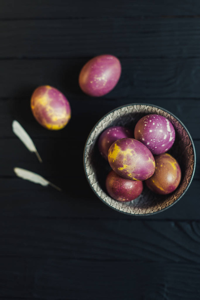 concepto de Pascua huevos coloridos y plumas
 - Foto, imagen