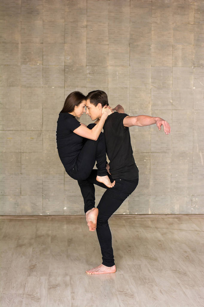 Casual ζευγάρι χορευτών στο studio. - Φωτογραφία, εικόνα