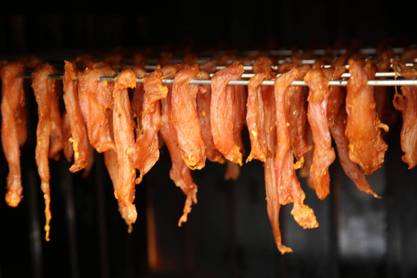 viande séchée en cours de séchage sur brochettes
 - Photo, image