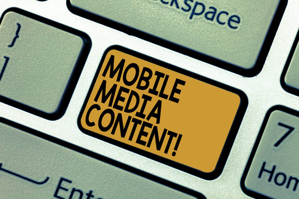 モバイル メディア コンテンツのテキストの書き込みを単語します。携帯電話のキーボードのキーのキーパッドのアイデアを押すとコンピューターのメッセージを作成する意図に表示される電子メディアのビジネス コンセプト. - 写真・画像