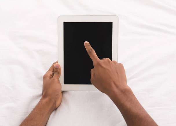 modernes großes digitales Tablet mit leerem Bildschirm im Bett - Foto, Bild