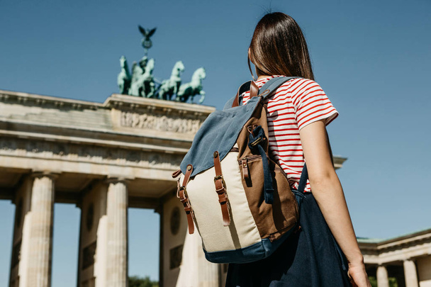 Egy turista vagy egy diák hátizsák közelében a Brandenburgi kapu Berlinben, Németországban. - Fotó, kép