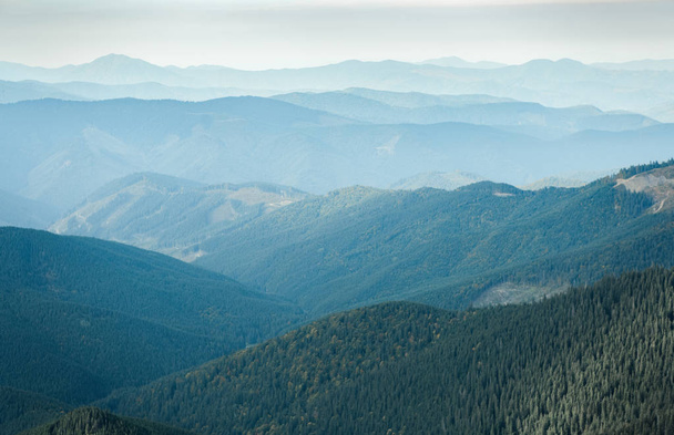 Πανέμορφο ορεινό τοπίο, το φθινόπωρο. Το φίλτρο ταινία εκλεκτής ποιότητας στο Instagram - Φωτογραφία, εικόνα