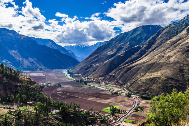 The highway runs through a valley in the Peruvian Andes past rare settlements. - Fotoğraf, Görsel
