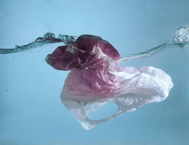 a Pollution problem - plastic bag in the ocean - Foto, afbeelding