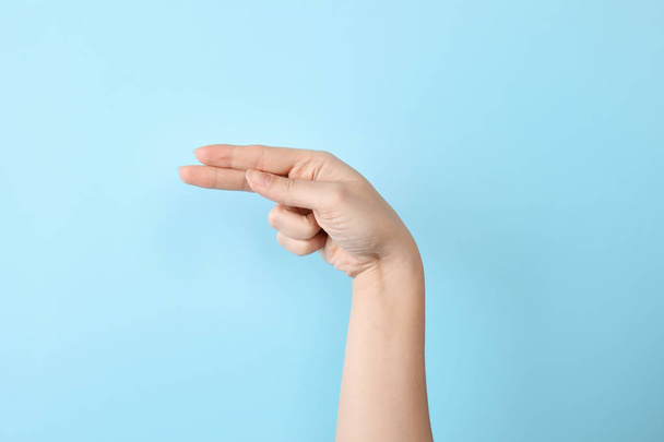 Woman showing H letter on color background, closeup. Sign language - Zdjęcie, obraz
