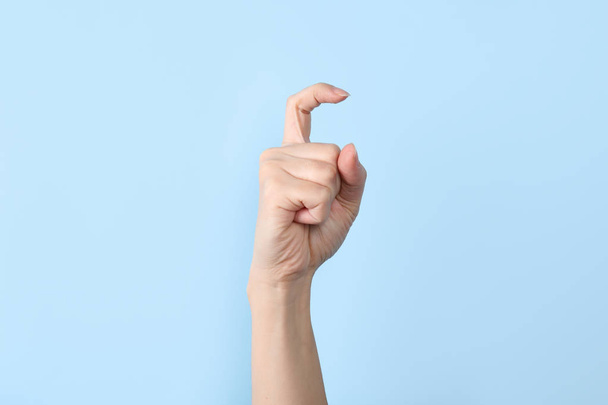Woman showing X letter on color background, closeup. Sign language - Foto, imagen