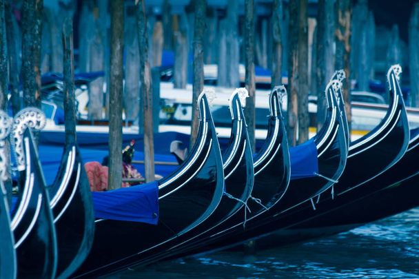 Venetsian gondolit laiturilla
 - Valokuva, kuva