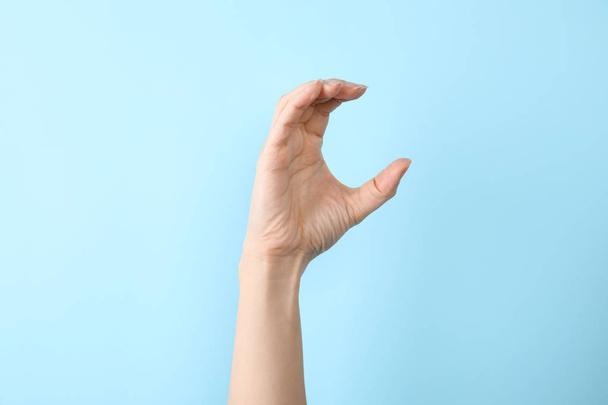 Woman showing C letter on color background, closeup. Sign language - Foto, Imagem