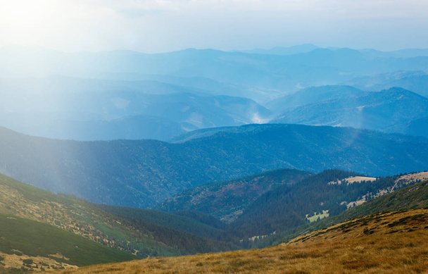 Beautiful mountain range panorama in Carpathian mountains. Popular travel destination for active tourism in Southern Europe - Foto, afbeelding