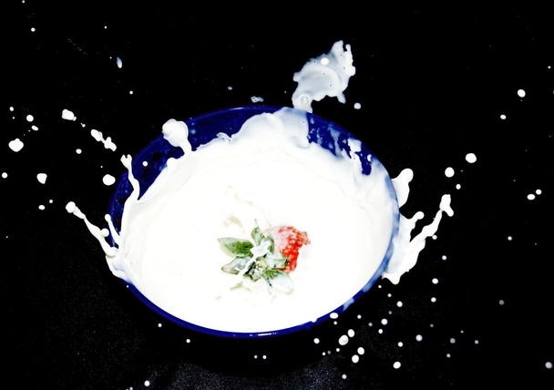 Erdbeeren mit Milch - Foto, Bild