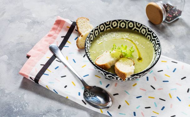 Healthy detox broccoli green cream soup in a bowl on concrete table. - Zdjęcie, obraz