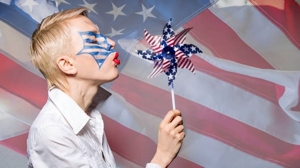  Ημέρα ανεξαρτησίας 4 ου του Ιουλίου, νεαρή γυναίκα με pinwheel σε εθνική αμερικανική σημαία χρώματα  - Φωτογραφία, εικόνα