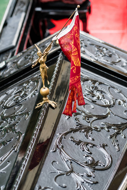 Bir kırmızı bayrak ile siyah gondol Venedik - Fotoğraf, Görsel