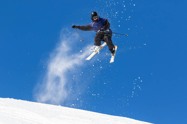 akrobatik kayak atlama - Fotoğraf, Görsel