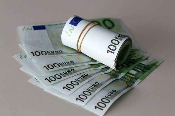 Bankbiljetten ter waarde van 100 euro liggen op tafel. - Foto, afbeelding