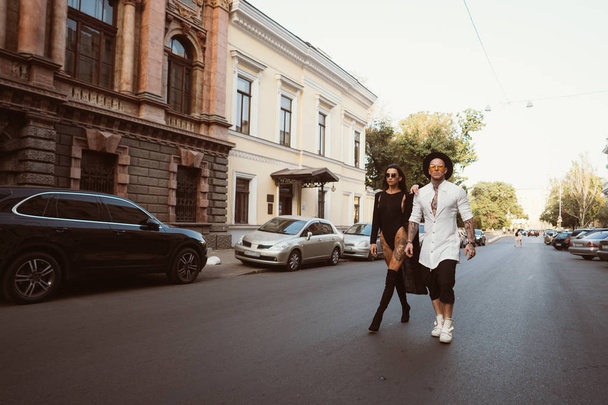 Um jovem e sexy casal de amantes posar para uma câmera nas ruas
 - Foto, Imagem