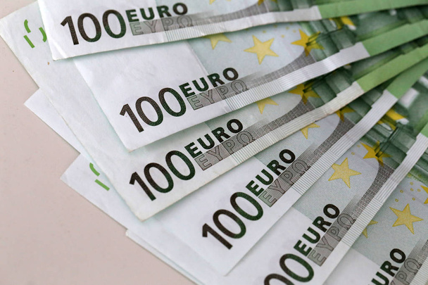 Bankbiljetten ter waarde van 100 euro liggen op tafel. - Foto, afbeelding