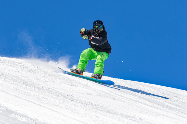 snowboarders en action sur une piste enneigée
 - Photo, image