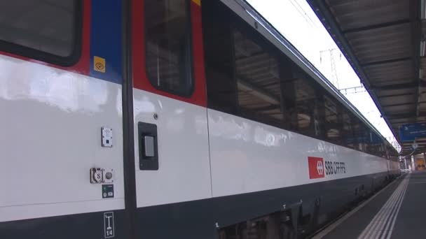 švýcarský vlak odjíždí - Záběry, video