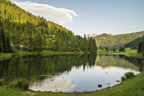 Tarde de verano en el lago Morgins, montañas de los Alpes, Suiza
  - Foto, imagen
