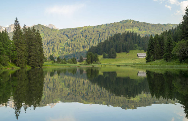 Nyári est a Morgins-tónál, Alpok-hegység, Svájc  - Fotó, kép