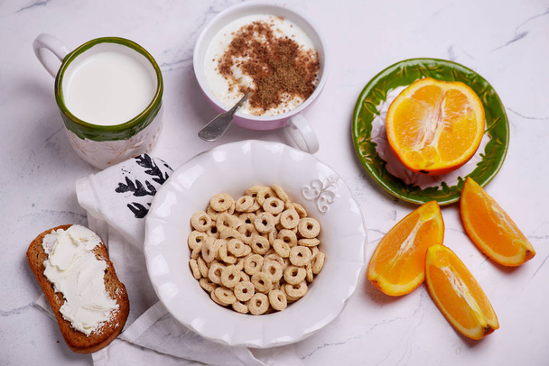 Jogurt と朝食シリアルです。スタイル vintage.selective フォーカス - 写真・画像