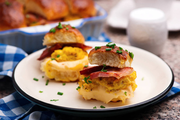 Slider per la colazione. focaccine con bacon.selective focus
 - Foto, immagini