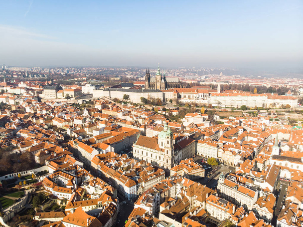 Letecká dron pohled na Pražský hrad a Saint Vitus Cathedral panoramatický pohled, Česká republika. Řeka Vltava - Fotografie, Obrázek