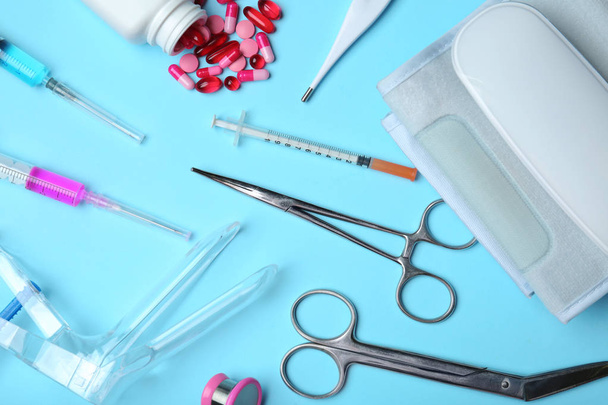 Different medical objects on color background, flat lay - Foto, Imagem