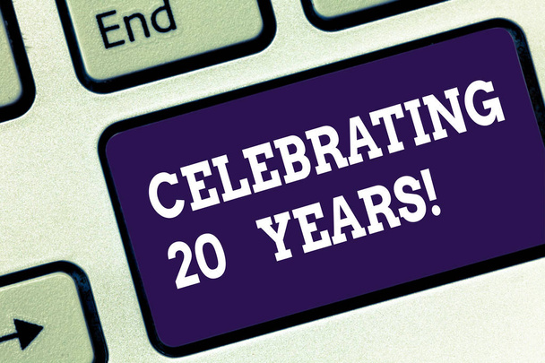 手書きテキストを祝う 20 年。概念の 20 年を一緒にいる特別な日の記念を意味キーボード キーのキーパッドのアイデアを押すとコンピューターのメッセージを作成する意図. - 写真・画像