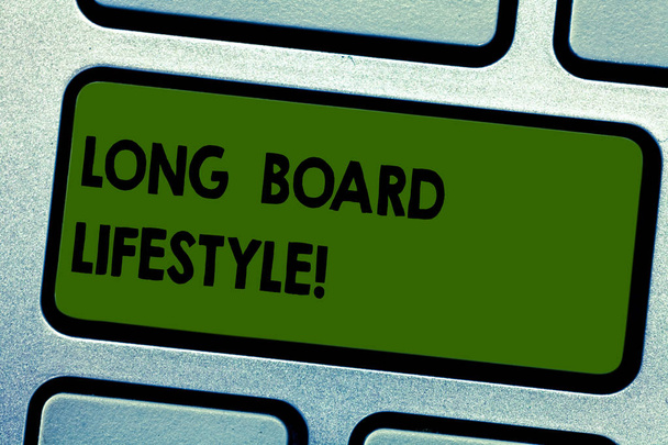 Szöveg jel mutatja a hosszú fórumon életmód. Fogalmi fénykép első akasztott egy longboard sport felszerelés billentyű szándékát, hogy hozzon létre a számítógép üzenetet, nyomja meg a billentyűzet ötlet. - Fotó, kép