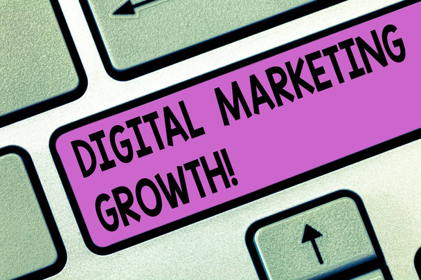 Текст почерка Digital Marketing Growth. Концепция, означающая увеличение продаж онлайн продуктов или доходов от услуг
. - Фото, изображение