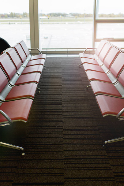Niebieskie poduszki dla podróżujących na lotnisku - Zdjęcie, obraz
