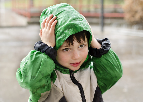 παιδί στη βροχή - Φωτογραφία, εικόνα