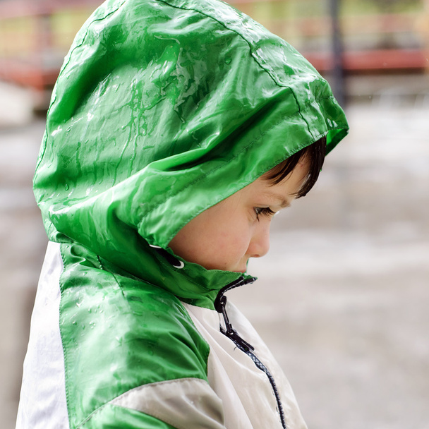 Kind im Regen - Foto, Bild