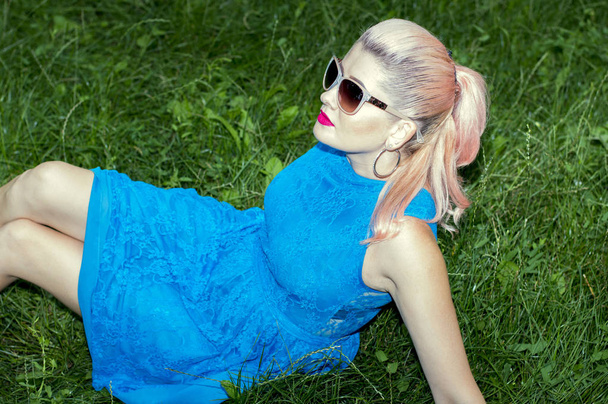 Seksowna blondynka, leżąc na trawie, piękne jasne kobiet, ich - Zdjęcie, obraz