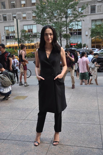 La actriz china Yao Chen llega para el desfile de moda Hugo Boss durante la Semana de la Moda de Nueva York Primavera / Verano 2016 en Nueva York, EE.UU., 16 de septiembre de 2015
. - Foto, Imagen