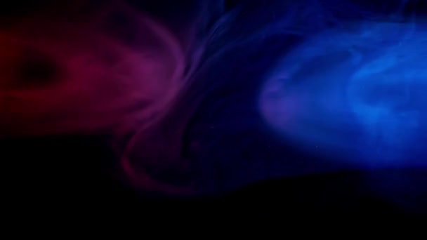 Widerstand roter und blauer Rauchmuster bei dunklem Hintergrund - Filmmaterial, Video